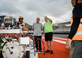Pengecatan Sirkuit Mandalika oleh Tenaga Lokal NTB