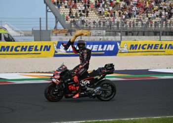 Cerita Unik Dibalik Kaki Kayu Bersepatu Dainese Marco Bezzecchi di MotoGP San Marino 2025