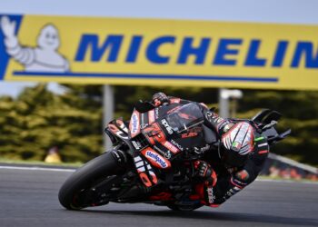 Marco Bezzecchi Juara Hasil Sprint Race MotoGP Australia 2025, Pecco Bagnaia Kesulitan
